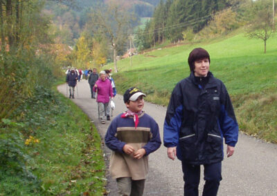 IVV-Wandertage 2004: Unterwegs auf der Strecke. Auch Einheimische nutzen gerne das Angebot gemeinsam zu Wandern.