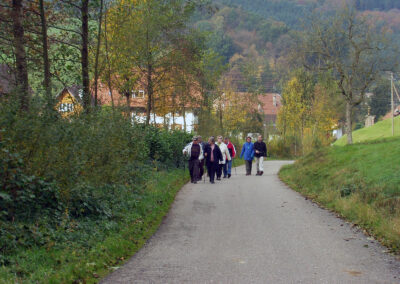 IVV-Wandertage 2004: Unterwegs auf der Strecke. Auch Einheimische nutzen gerne das Angebot gemeinsam zu Wandern.