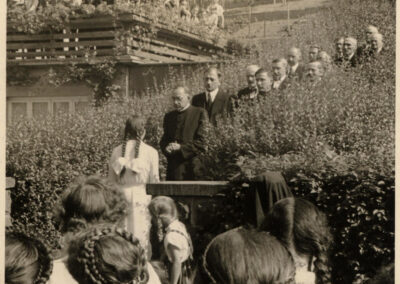 Verabschiedung von Pfarrer Josef Schmid im Jahre 1955. Zum Abschied kamen neben der üblichen Dorfprominenz auch zahlreiche Leute zum Pfarrhaus.