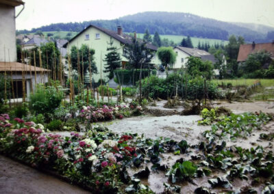 Eindrücke vom Jahrhunderthochwasser vom 8. Juli 1987. Große Teile im Ortskern und im Neudorf standen damals unter Wasser.