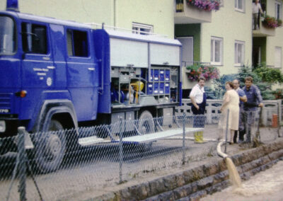 Aufräumarbeiten nach dem Jahrhunderthochwasser vom 8. Juli 1987. Große Teile im Ortskern und im Neudorf standen damals unter Wasser.