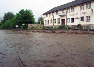 Eindrücke vom Hochwasser am 8. Juni 2021. Tags darauf verließ die Schutter bei einem weiteren Hochwasser erneut das Bachbett.