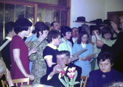 Der Kirchenchor beim 40-jährigen Dienstjubiläum von Pfarrer Franz Wölfle im Jahre 1971 im Saal des Gasthaus „Zum Engel“.