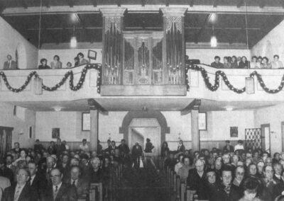 Auftritt des Kirchenchors bei der Orgelweihe im Oktober 1990. Aktive siehe oben auf der Empore.