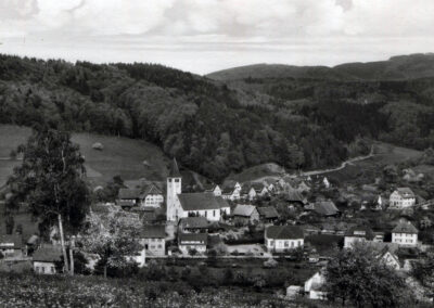 Blick auf Dörlinbachs Ortskern Ende der 1960er-Jahre. Die Aufnahme stammt von einer alten Postkarte.