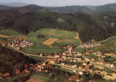 Blick auf Dörlinbach Anfang der 1970er-Jahre. Die Luftaufnahme (ohne Höfen und Hub) stammt von einer alten Postkarte.
