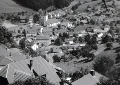 Blick vom Oberrain auf Dörlinbachs Ortskern Anfang der 1990er-Jahre. Im Hintergrund ist auch die Siedlung und ein Teil des Kappelbergs zu sehen.