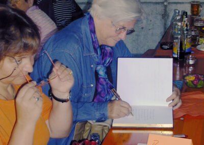 Bauernmarkt 2005: Die Schriftstellerin und Fernsehköchin Kathrin Rüegg aus der Schweiz trägt sich in das Goldene Buch ein.
