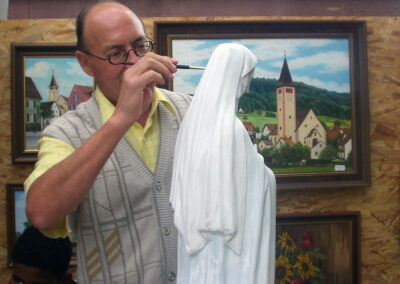 Bauernmarkt 2003: Hobbymaler Hans Busch präsentiert seine Werke und bemalt „live“ eine Madonnen-Figur.