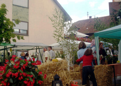 Eindrücke vom Bauernmarkt 2003, der immer an einem Montag im Rahmen des Dorfhocks der Feuerwehr bei der Alten Schule stattfindet.