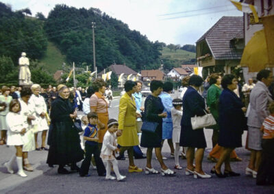 Prozession durch die Hauptstraße beim Johannisfest im Juni 1975. Auch für die Vereine war das Patronatsfest stets ein Ehrentag.