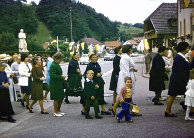 Prozession durch die Hauptstraße beim Johannisfest im Juni 1975. Auch für die Vereine war das Patronatsfest stets ein Ehrentag.
