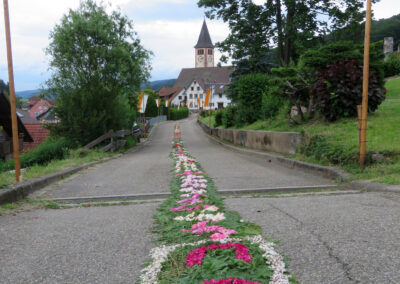 Fronleichnam 2019: Am Morgen wird der Prozessionsweg mit Blumen und Farn geschmückt und der Fluraltar erhält seinen Blumenteppich.