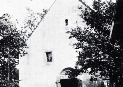 Die Kapelle zur Heiligen Dreifaltigkeit. Die Kapelle aus romanischer Zeit wurde 1132 vom Bischof in Konstanz geweiht.