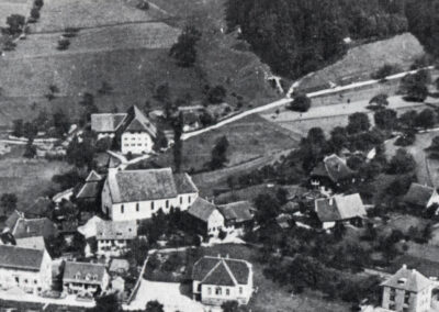 Blick auf die neue Kirche im Ortskern Dörlinbachs (Postkartenausschnitt). Der heutige Kirchturm kam erst später hinzu.