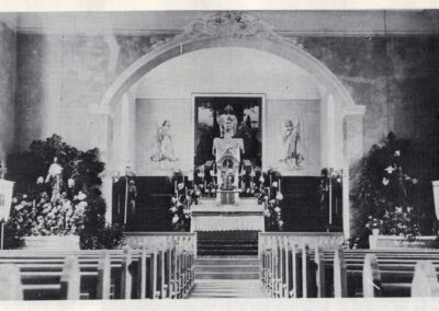 Die neue Kirche: Blick auf den Altarraum im Jahre 1938. Das Emmaus-Bild am Hochaltar befindet sich heute auf der Seite des Josefsaltars.