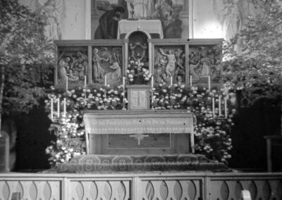 Die neue Kirche: Blick auf den Altarraum. Der Hochalter stammt von Bildhauer Peter Valentin (1877 bis 1962) aus Offenburg.