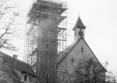 Szenen vom Kirchturmbau aus dem Jahre 1958. Zuvor gab es nur einen kleinen Dachreiter, in dem zwei kleine Glocken angebracht waren.