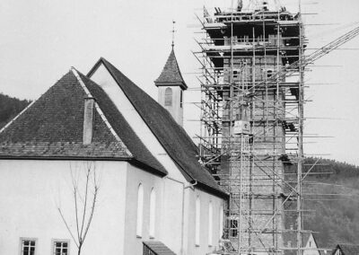 Szenen vom Kirchturmbau aus dem Jahre 1958. Zuvor gab es nur einen kleinen Dachreiter, in dem zwei kleine Glocken angebracht waren.