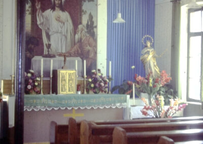 Blick auf den Altar in der „Ersatzkirche“ im Jahre 1982. Über mehrere Monate fanden die Gottesdienste in der alten „Stumpi“ im Mühlweg statt.
