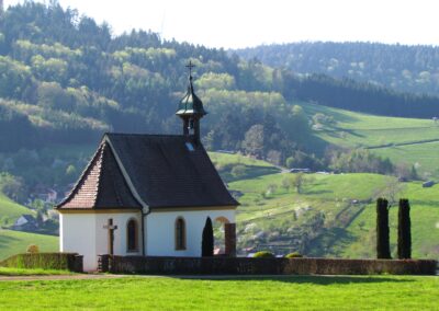 April 2021: Blick auf die Gedächtniskapelle auf dem Kappelberg. Eingeweiht wurde das kleine Gotteshaus im Oktober 1955.