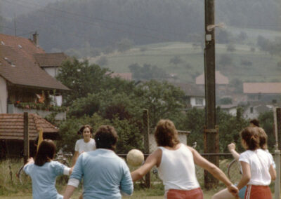Damals noch ein seltener Anblick: Fußballerinnen (Damenriege und KJG) beim Damen-Krempelturnier 1983 im „Schluchwaldstation“.