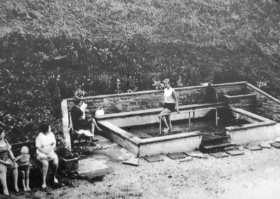 Einweihung im August 1968: Mitglieder des Verkehrsverein, schufen in der Ruhl eine Wassertretbad-Anlage nach Kneipp.