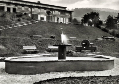 Ende der 1960er-Jahre: Der Nierenbrunnen (besser bekannt als Springbrunnen) im Kurpark als Postkartenmotiv.