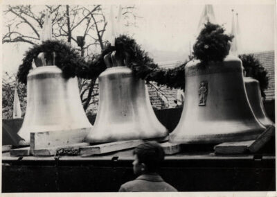 Etliche Post- und Ansichtskarten gibt es noch aus November 1959 mit Motiven von der Glockenweihe.