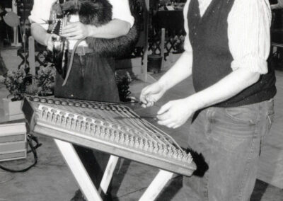 Helmut Moßmann mit Sohn Thomas in den 1980er-Jahren bei einer Ausstellung zum Thema „Altes Handwerk“ in der Sulzberghalle.
