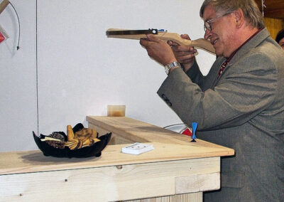 Armbrust-Zielschießen als Rahmenprogramm bei der Gewerbeschau im Juni 2004. Armbrust-Erbauer Wilhelm Schwörer (Mitte) freut sich mit der Lokalprominenz.