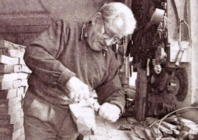 Willhelm Schwörer in seiner Werkstatt am Unterrain im Jahre 2000 bei der Fertigung von Spielzeug-Armbrüsten.