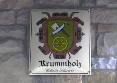 Noch heute erinnert ein Schild an seiner einstigen Werkstatt an seinen Wagnerberuf. Im Volksmund wurden Wagner „Krummholz“ genannt.