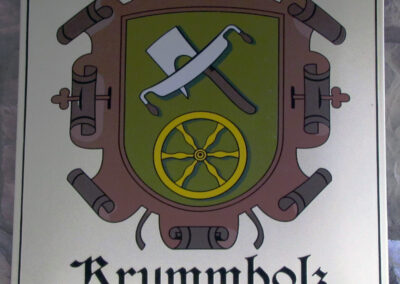 Noch heute erinnert ein Schild an seiner einstigen Werkstatt an seinen Wagnerberuf. Im Volksmund wurden Wagner „Krummholz“ genannt.