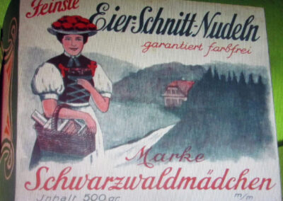 Werbung für feinste Eier-Schnitt-Nudeln der Marke Schwarzwaldmädchen aus Dörlinbach. Hergestellt von der Firma Wehrle & Co.
