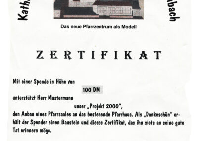Zertifikat „Projekt 2000“ für einen Anbau an das Pfarrhaus vom September 1998. Der neue Pfarrsaal wurde jedoch kleiner konzipiert und in das bestehende Pfarrhaus integriert.