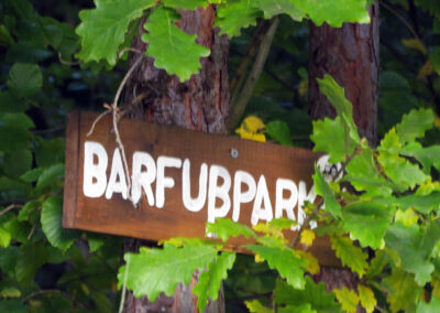 Seit dem Jahre 2007 gibt es oberhalb der Prinschbachhütte einen Barfußpark. Die Wege zur Anlage gut ausgeschildert.