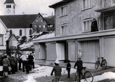 Fasent 1951: Josef und Rosalia Billharz (rechts oben) erfreuen sich am Fasnachtstreiben zwischen ihrem Wohnhaus und der Alten Schule.