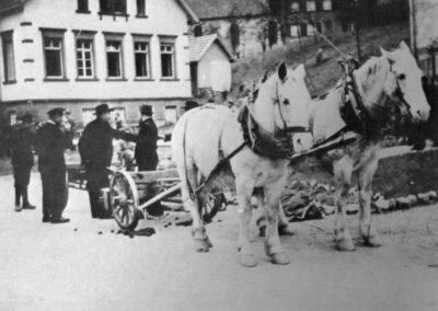 Bürgermeisterwahl 1957: Die Feuerwehr stellt den Bürgermeisterbaum vor dem Haus von Josef Billharz in der Hauptstraße.