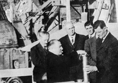 Bürgermeister Josef Billharz (links) mit Wilhelm Edte bei der Grundsteinlegung für die neue Schule im September 1962.