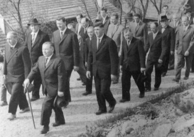 Bürgermeister Josef Billharz an der Spitze des Gemeinderats auf dem Weg zur Einweihung der neuen Schule am 11. April 1964.