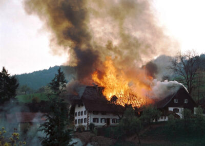 April 2002: An seinem 67. Geburtstag brannte der Hof bis auf die Grundmauern nieder. Es war der dritte Großbrand in der Geschichte des Wanglerhofs.