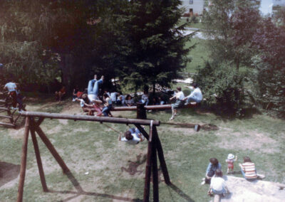 Impressionen vom Spielplatz bei der Neuen Schule. Teilnehmerinnen und Teilnehmer des Dekanatsjugendtags 1983 tummeln sich auf dem Platz.