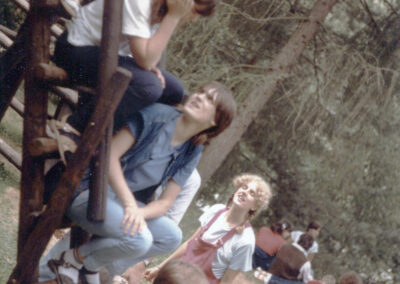 Impressionen vom Spielplatz bei der Neuen Schule. Teilnehmerinnen und Teilnehmer des Dekanatsjugendtags 1983 tummeln sich auf dem Platz.