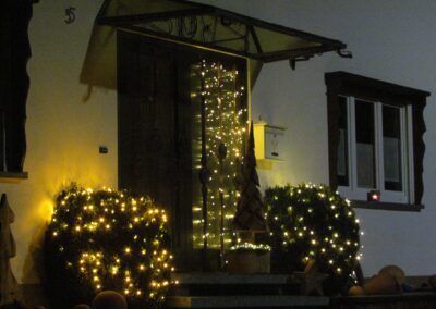 Dezember 2021: Lichterglanz an den Häusern im Oberdorf. Nicht nur beleuchtete Tannenbäume künden die bevorstehende Weihnachtszeit an.