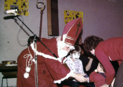 Anfang der 1980er-Jahre: Bischof Nikolaus bei einer Weihnachtsfeier der KJG in der Neuen Schule (Grundschule).