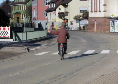 Hermann Josef Rothweiler ist noch täglich im Ort unterwegs. Manchmal wagt sich der heute 82-Jährige auch noch aufs Fahrrad.