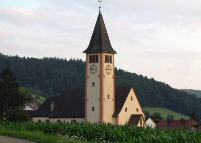 Die Pfarrkirche war Jahrzehnte lang Rothweilers Wirkungsstätte. Er diente dort unter anderem als Ministrant, Lektor, Kommunionhelfer und Mesner.