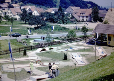 Die Miniaturgolfanlage – kurz Minigolf – wurde 1972 installiert und eröffnet. Die Anlage erwarb der Verkehrsverein von der Stadt Lahr.