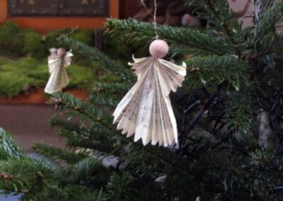 Weihnachtskrippe 2021: Der Weihnachtsbaum an der Krippe mit selbstgebastelten Engel als Deko – mal mit, mal ohne Beleuchtung.